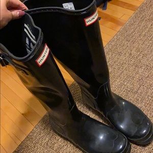 Size 8 black glossy hunter rain boots